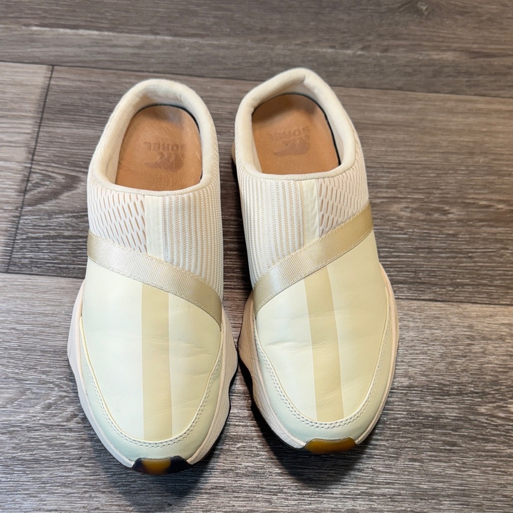 Sorel Cream and Gold Women's Slip-On Sneakers size 9 (j173)